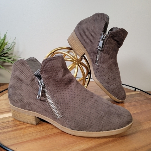 Universal Threads Dylan Faux Suede Ankle Boots Size 6.5 - Picture 3 of 15